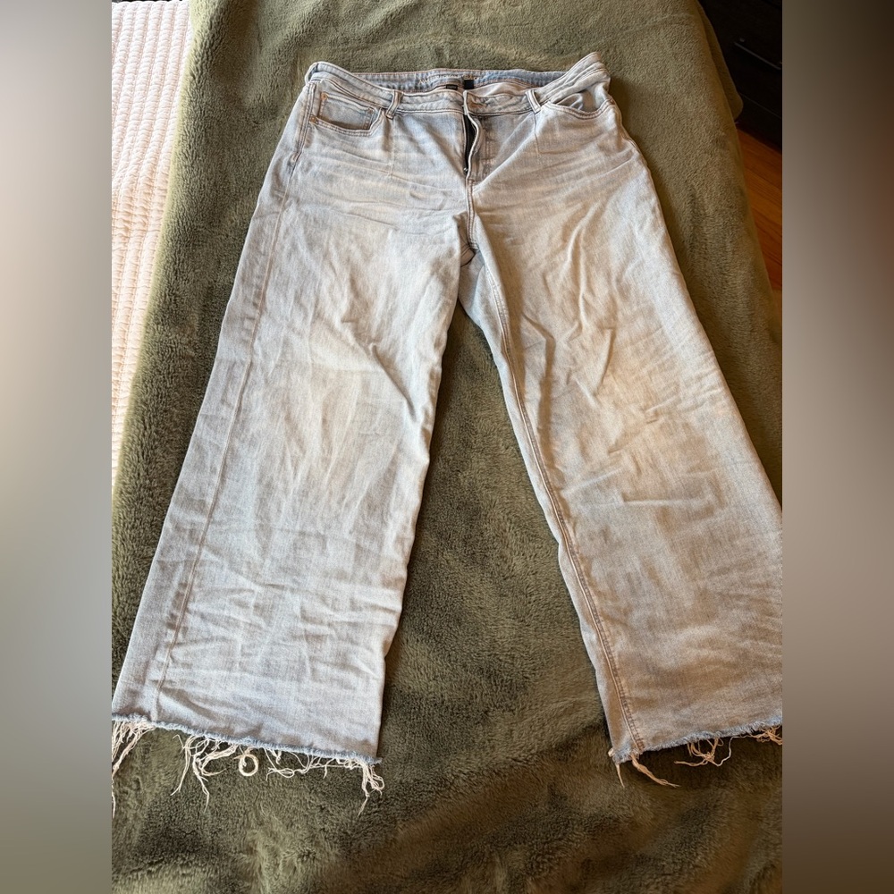 American Eagle Outfitters Low rise Wide-Leg raw Hem Jeans